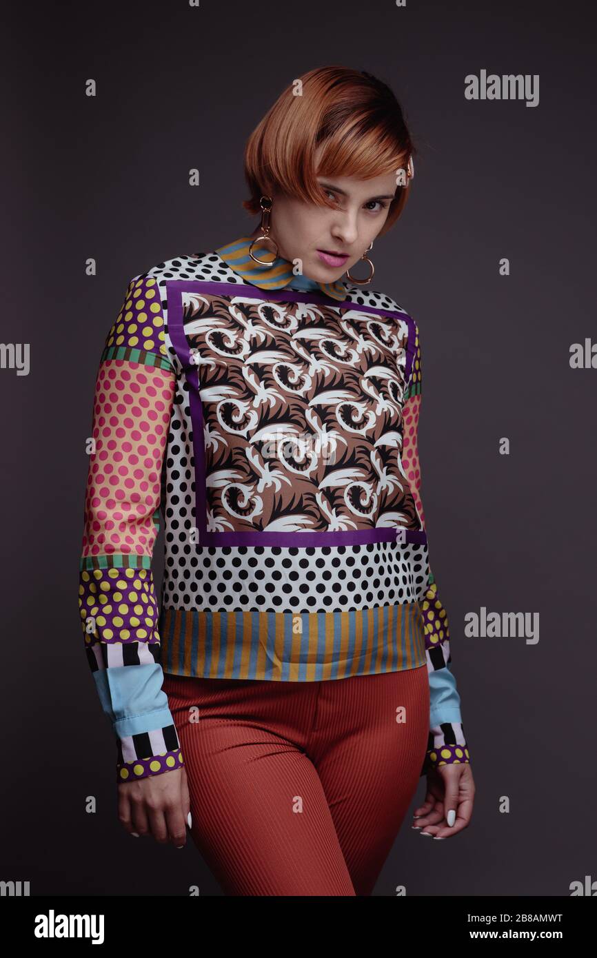 Un modello in posa in studio Foto Stock
