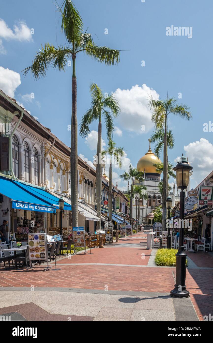 Singapore - 6 Luglio 2019: I pedoni guardano verso la moschea del Sultano. La moschea risale al 1824 Foto Stock