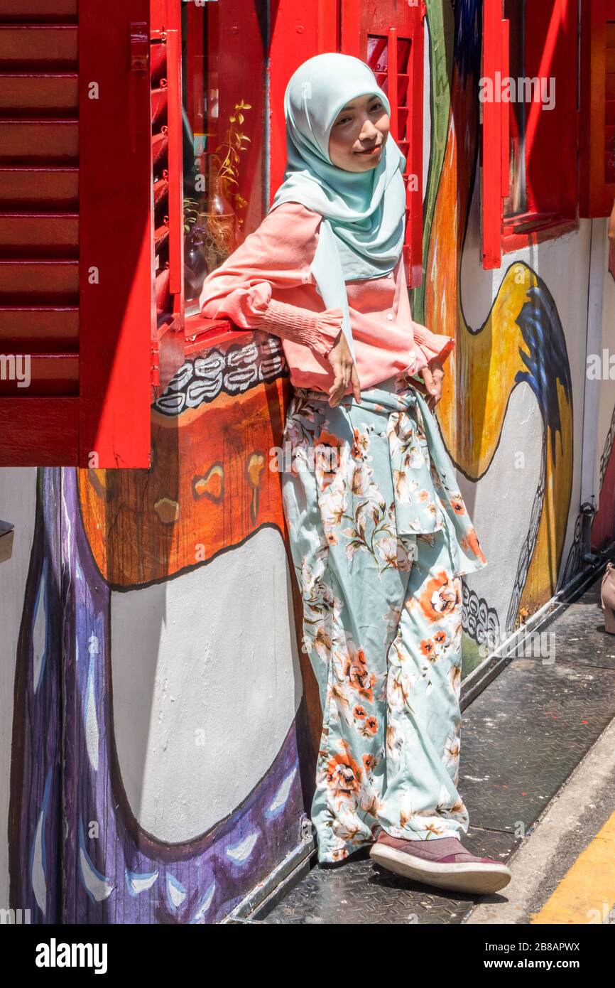 Singapore - 6 Luglio 2019: Ragazza asiatica in posa per le foto nel quartiere Arabo. La zona è popolare tra i turisti Foto Stock