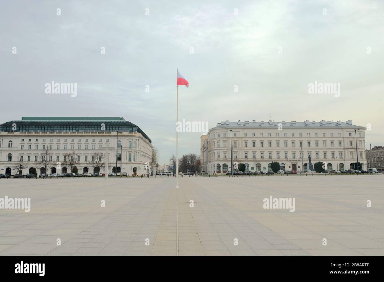 Varsavia, Polonia. 20 Marzo 2020. Foto scattata il 20 marzo 2020 mostra la Piazza Pilsudski a Varsavia, Polonia. Il primo ministro polacco Mateusz Morawiecki ha detto venerdì che la Polonia ha introdotto uno stato di emergenza epidemica per frenare la diffusione del romanzo coronavirus. Il primo ministro ha anche annunciato l'introduzione di sanzioni più severe per la violazione delle norme sulla quarantena e per il monitoraggio dell'ubicazione delle persone in quarantena. Il numero di casi confermati di coronavirus in Polonia è salito a 425 e cinque persone sono morte a causa del COVID-19, il Ministero della Sanità Polacco ha annunciato sul credito Frid: Xinhua/Alam Foto Stock