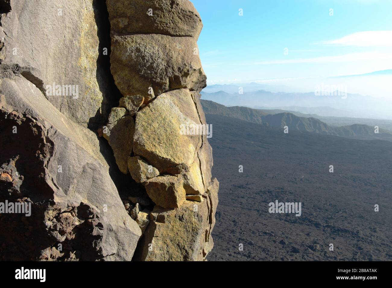 Formazione rocciosa magmatica sopra la Valle di Bove nel Parco dell'Etna, Sicilia Foto Stock