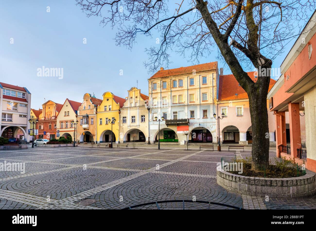 Jawor, Polonia. Vecchie case storiche tradizionali colorate sulla piazza Rynek (mercato) Foto Stock