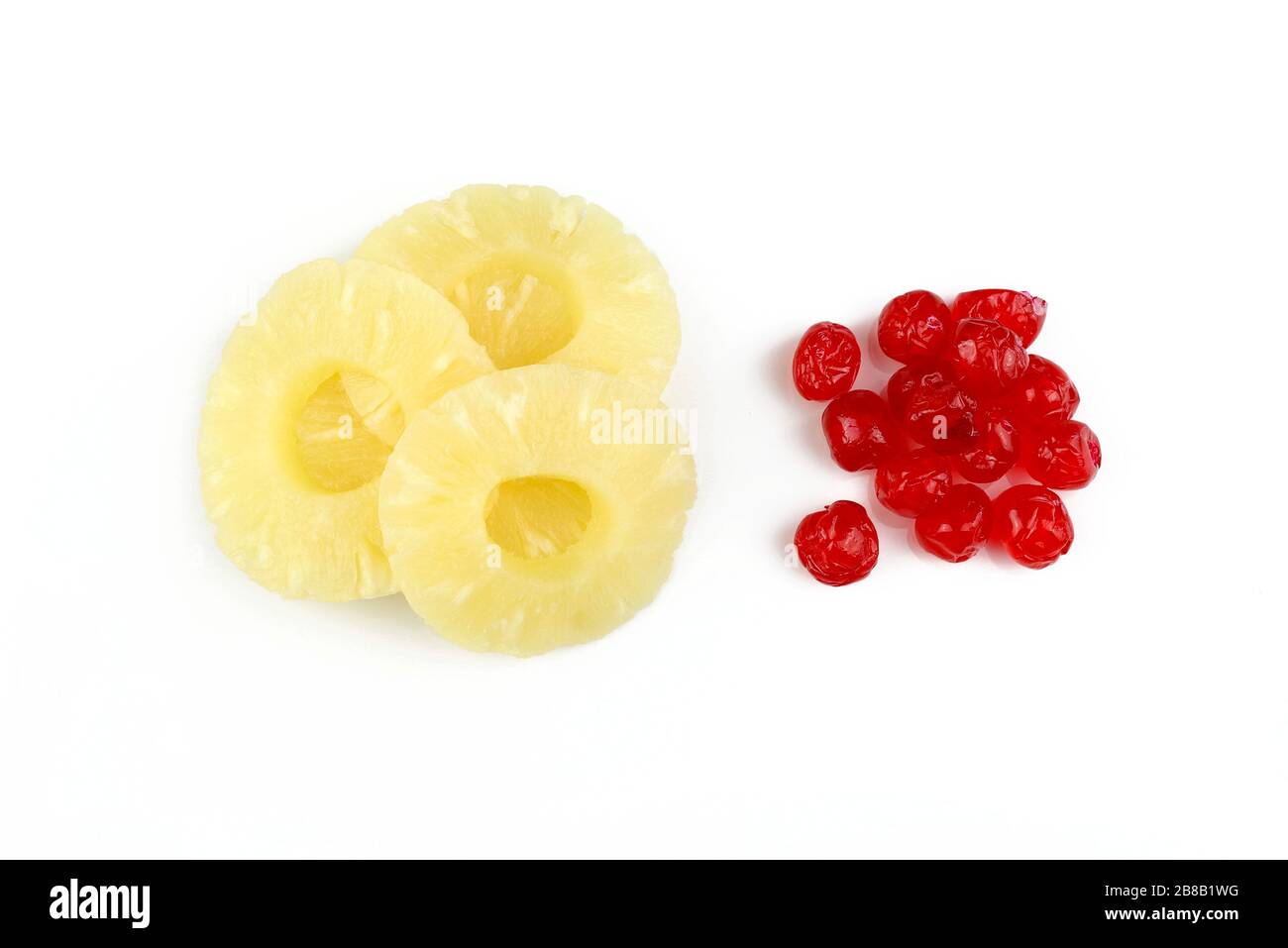 Ananas anelli e ciliegie glace dolce isolato su sfondo bianco. Vista dall'alto. Design piatto. Foto Stock