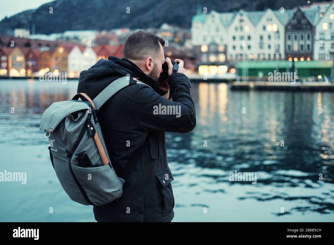 Uomo turistico contro Tyskebryggen a Bergen, Norvegia. Foto Stock