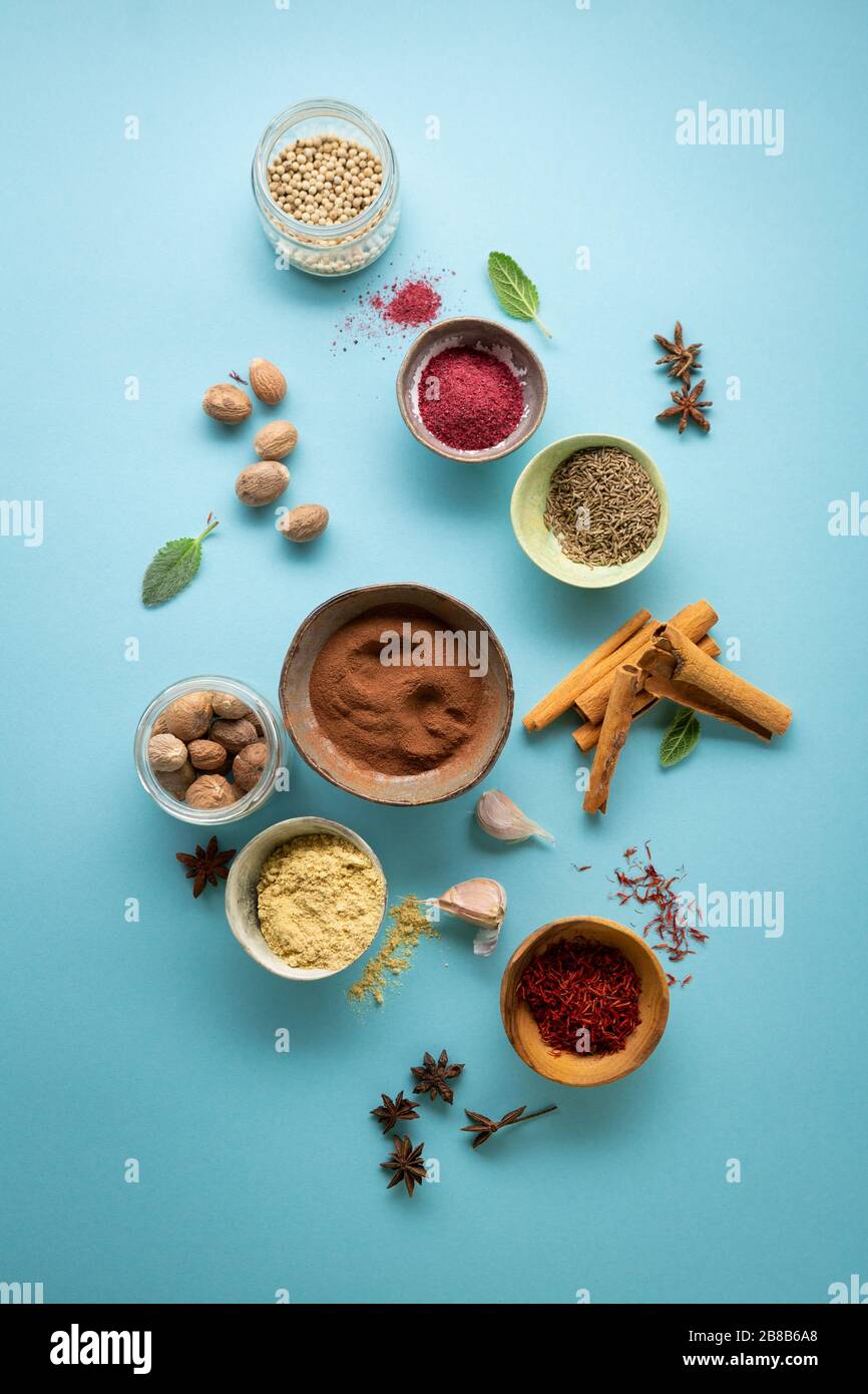 Zenzero in polvere, cannella, noce moscata e altre spezie Foto Stock
