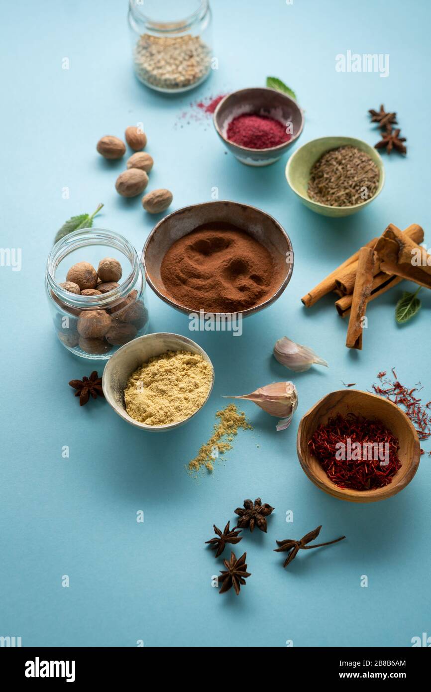 Raccolta di spezie su superficie blu Foto Stock