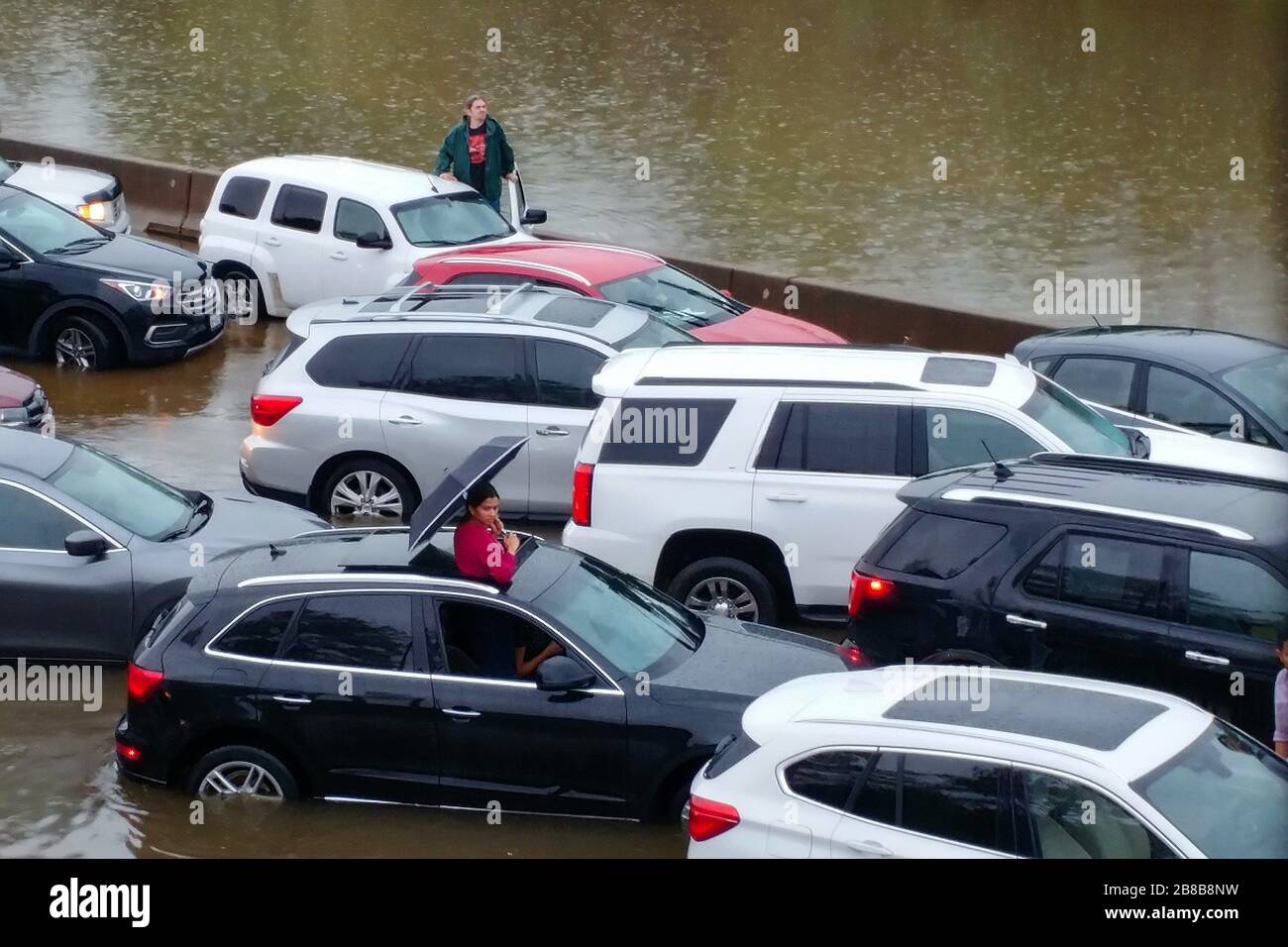 Le auto sono bloccate sull'Interstate 10 vicino a T.C. Jester per ore durante le inondazioni causate da Tropical Storm Imelda Foto Stock