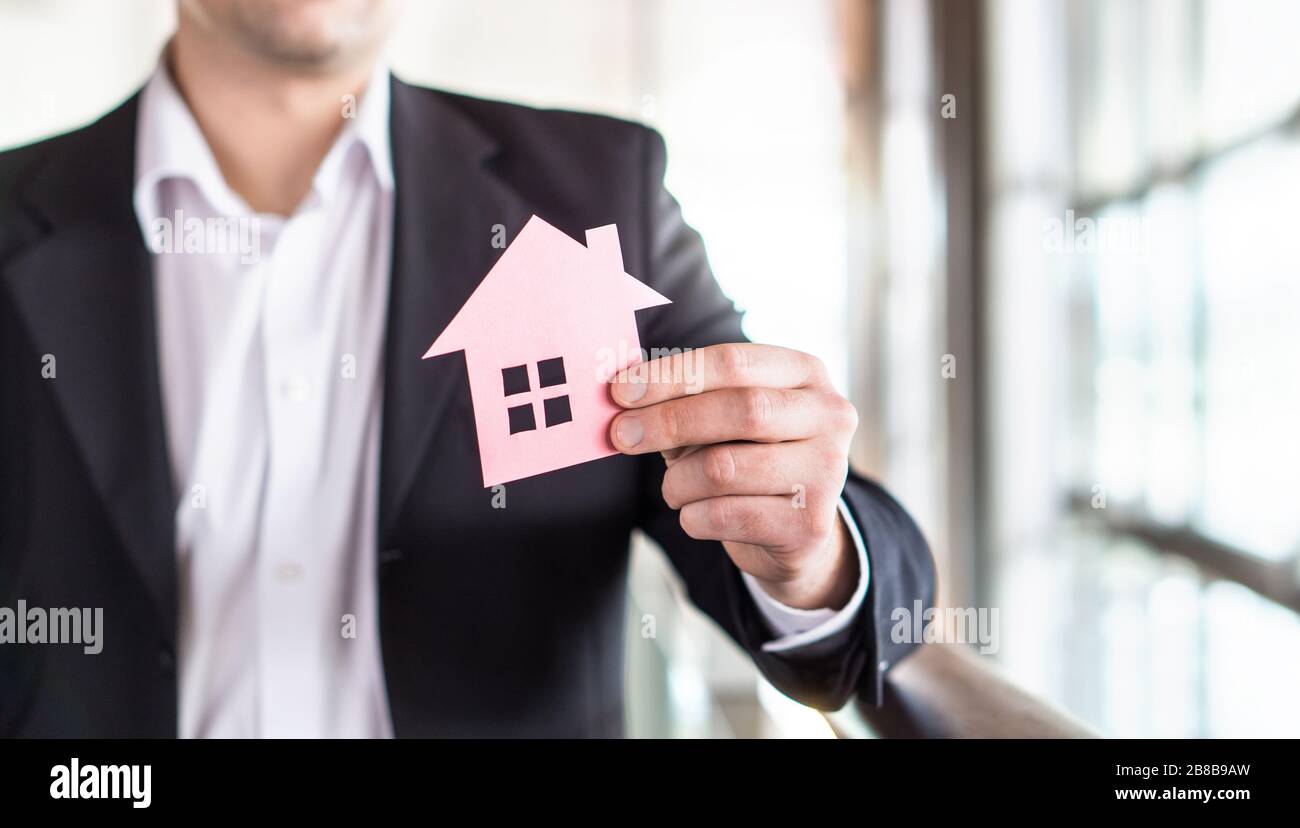 Architetto, banchiere, realtor, agente, uomo d'affari o broker che tiene carta casa. Settore immobiliare o architettonico. Affitto appartamento, ipoteca. Foto Stock