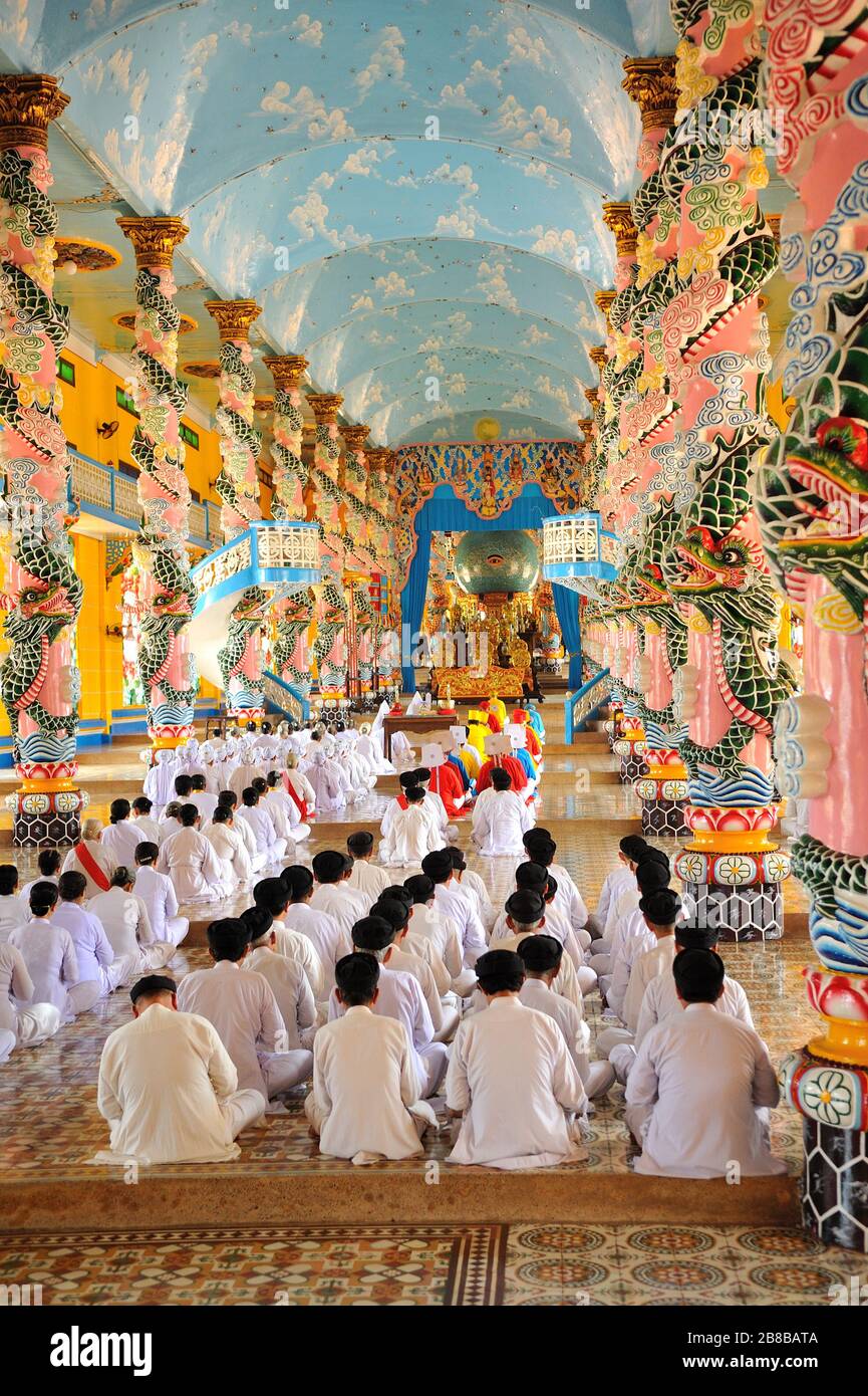 Caodaism follower mediate all'interno di Cao dai Tample a Tay Ninh, Vietnam. Foto Stock