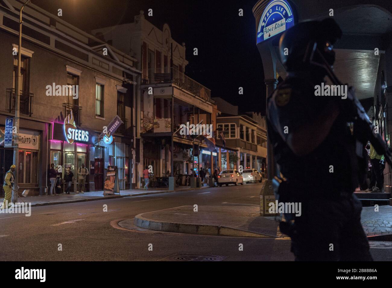 La polizia sudafricana applica un coprifuoco delle 18:00 per contenere la diffusione della pandemia di coronavirus globale nella popolare striscia della vita notturna di Long Street a Città del Capo Foto Stock