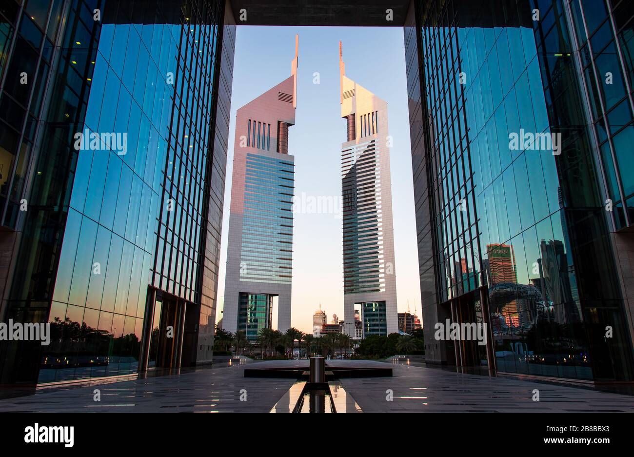 Dubai, Emirati Arabi Uniti - 14 febbraio 2020: Il Dubai International Financial Centre DIFC e gli Emirati torri nel centro di Dubai Emirati Arabi Uniti Foto Stock