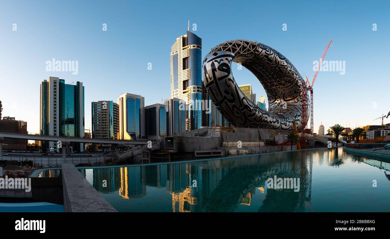 Dubai, Emirati Arabi Uniti - 14 febbraio 2020: Il Museo del futuro in costruzione nel centro di Dubai costruito per EXPO 2020 prevista per essere hel Foto Stock