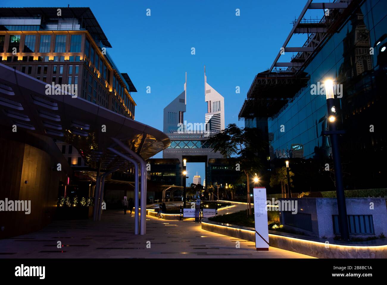 Dubai, Emirati Arabi Uniti - 14 febbraio 2020: Gate Avenue con il Dubai International Financial Centre DIFC e torri Emirates sullo sfondo Foto Stock