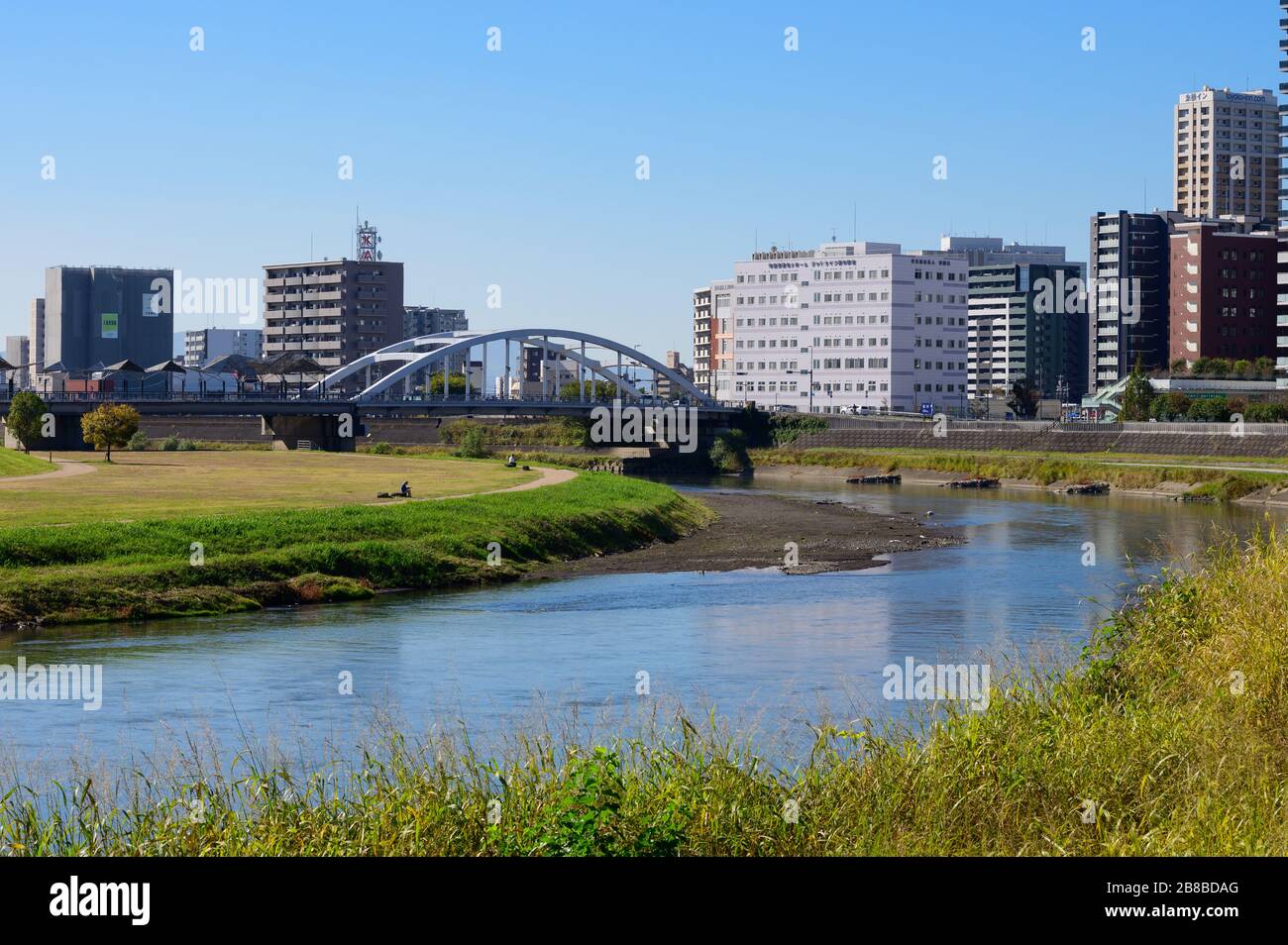 Vista della città di Kumamoto, il fiume Shirakawa Foto Stock