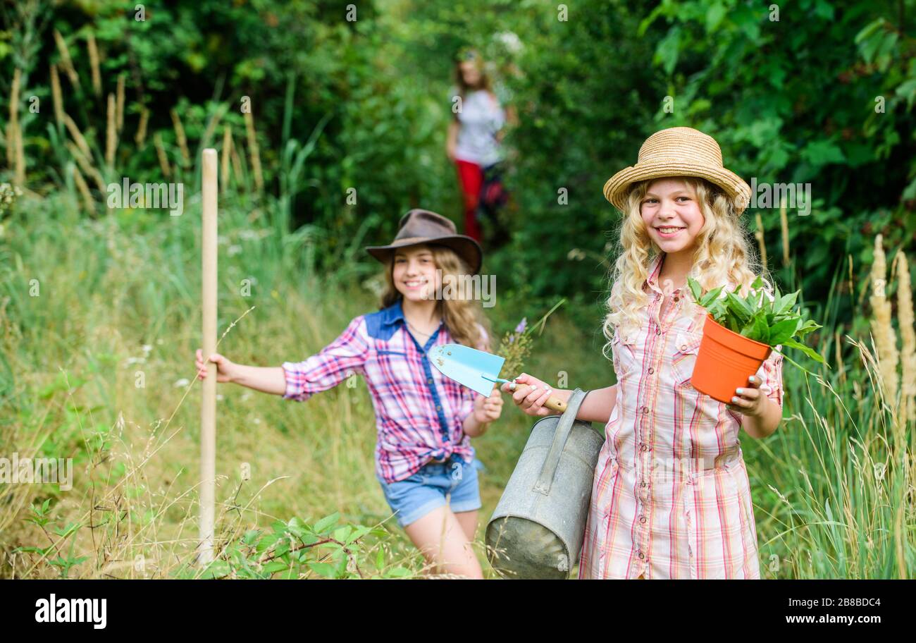 Adorabile Bambina Che Indossa Cappello Di Paglia E Guanti Da Giardino Per  Bambini Giocando Con I Suoi Attrezzi Da Giardino Giocattolo In Una Serra -  Fotografie stock e altre immagini di Abbigliamento