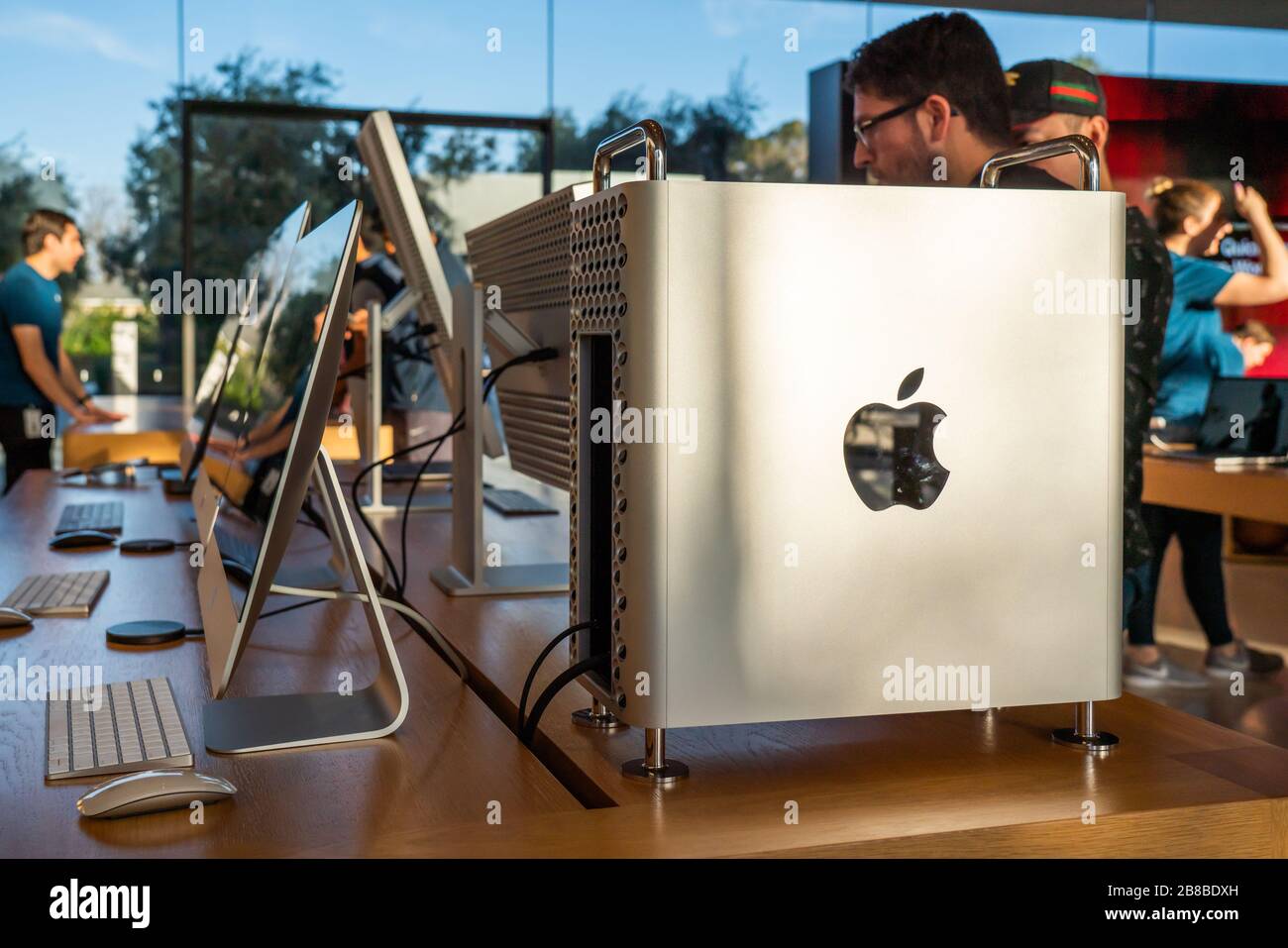Computer Mac Pro e iMac esposti presso l'Apple Park Visitor Center di Cupertino. Foto Stock