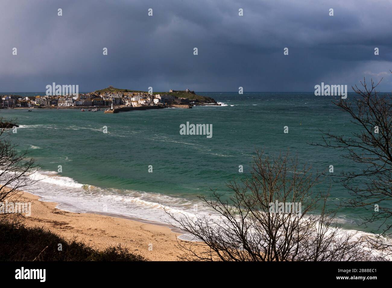 Stormnubi su St. Ives da Porthminster Point, Cormwall, Regno Unito Foto Stock