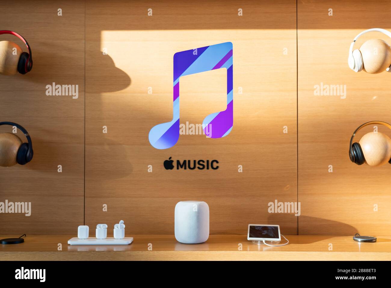 Cupertino, Stati Uniti. 23 febbraio 2020. AirPod, HomePod e prodotti iPad esposti presso l'Apple Park Visitor Center di Cupertino. Credit: Alex Tai/SOPA Images/ZUMA Wire/Alamy Live News Foto Stock