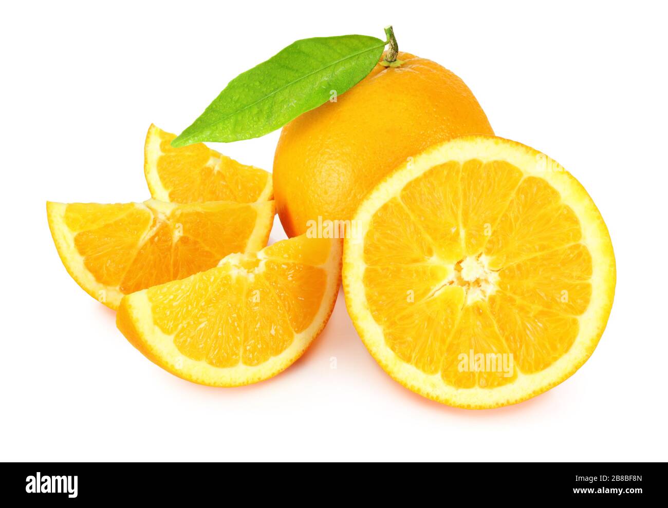 Arance fresche (Citrus) con foglie isolate su sfondo bianco, compreso il tracciato di ritaglio senza ombra. Germania Frische Apfelsinen (Zitrusfrucht) mit Foto Stock