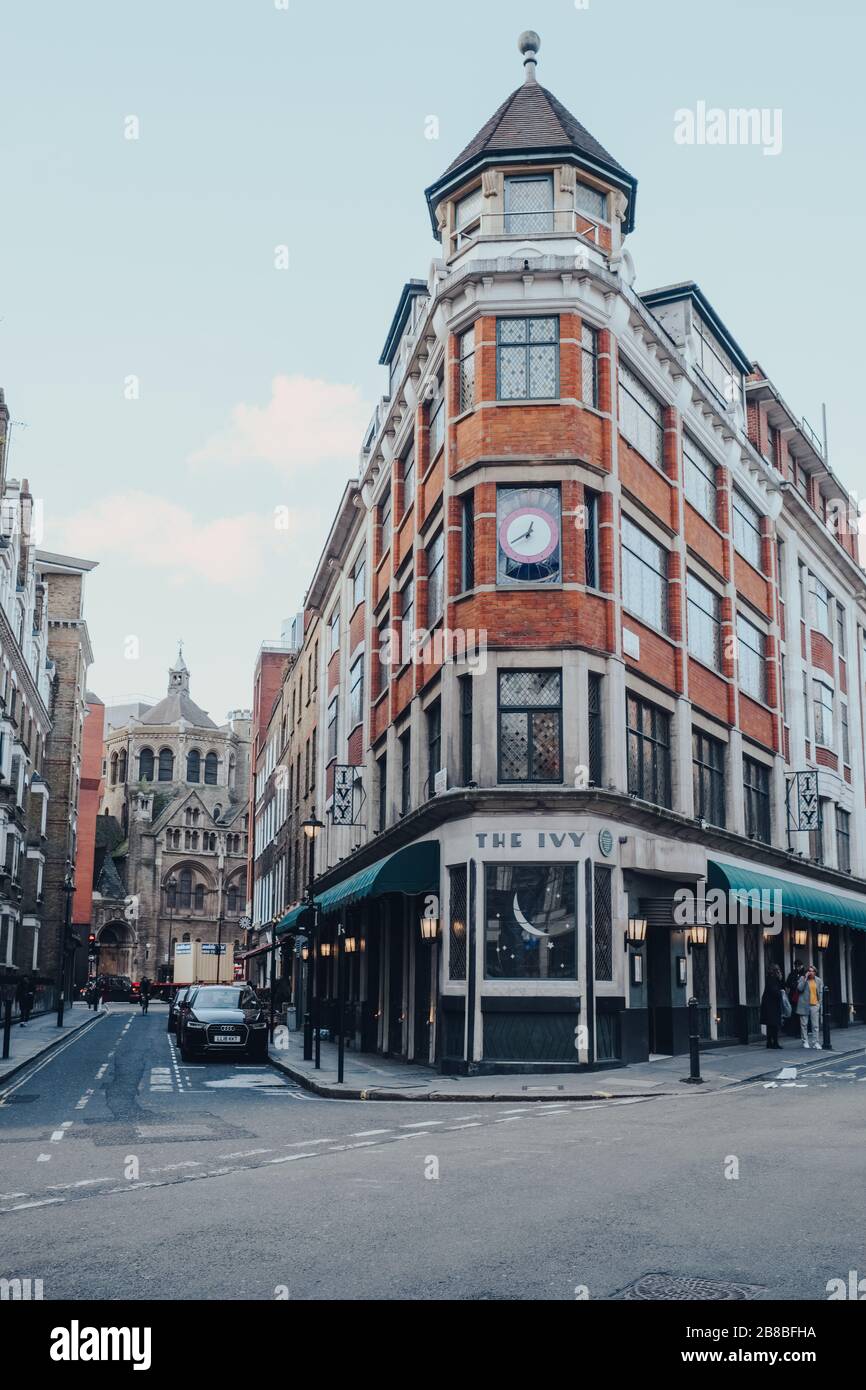 Londra, Regno Unito - 06 marzo 2020: Il ristorante Ivy a West Street, Londra. Aperto nel 1917, il ristorante divenne un'istituzione teatrale e fino ad oggi Foto Stock