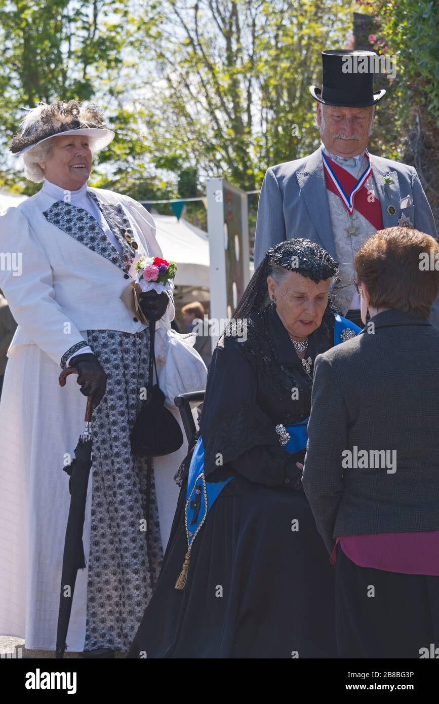 Enactors adeguatamente attired all'evento vittoriano e di Steam Punk Festival sulla ferrovia della scogliera della funicolare di Lynton e Lynmouth a Devon, Inghilterra, Regno Unito Foto Stock