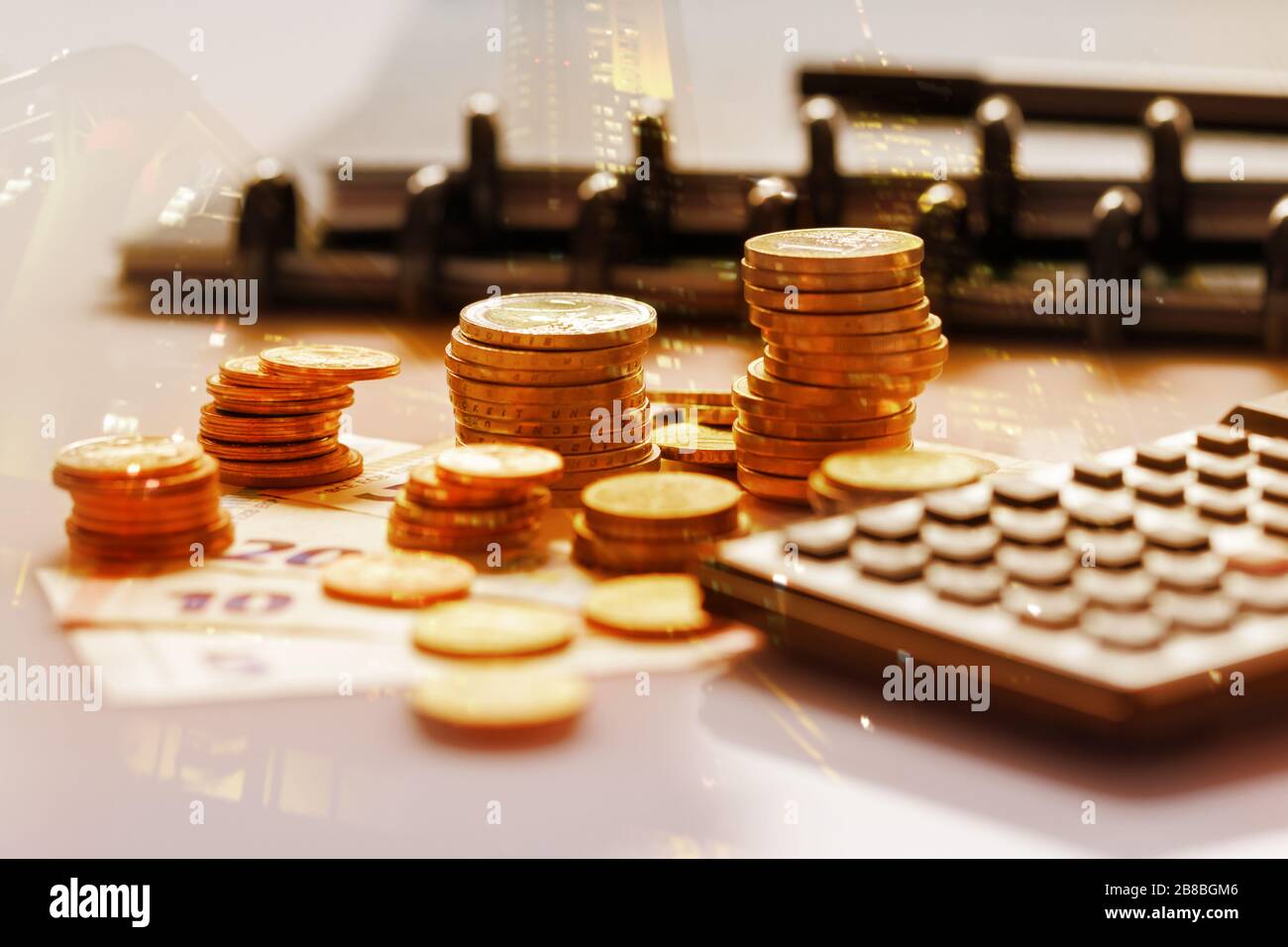 Monete in euro in pila su banconote in euro con calcolatrice, per sfondi. Germania Foto Stock