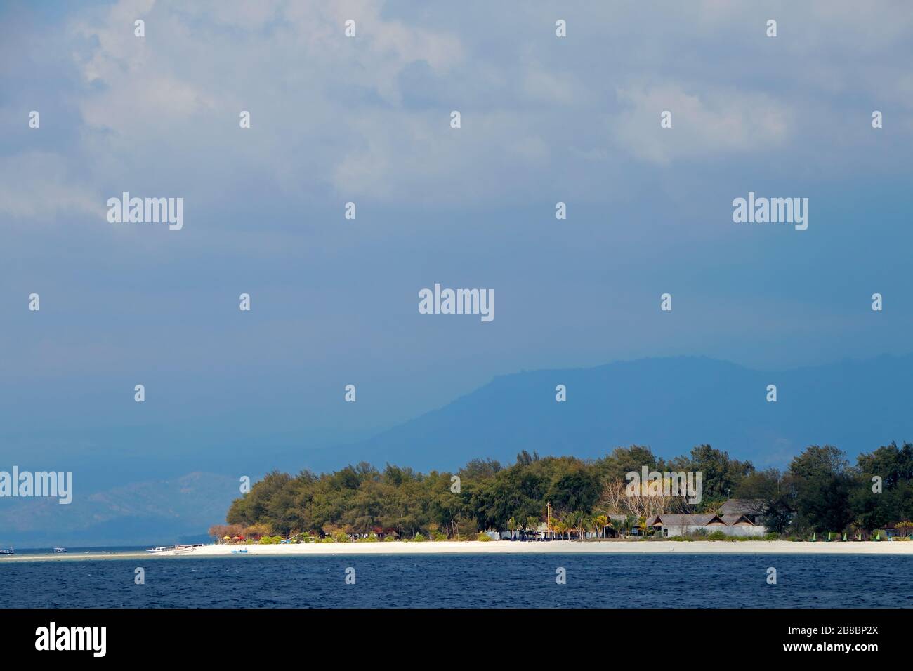 Panoramica isola tropicale indonesiana con spiagge di sabbia bianca contro un cielo scuro con nuvole Foto Stock