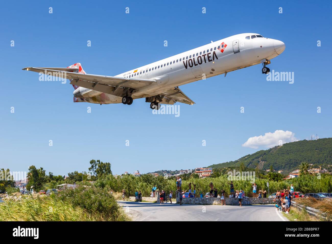Skiathos, Grecia – 30 luglio 2019: Volotea Boeing 717 aereo all'aeroporto di Skiathos (JSI) in Grecia. Boeing è un produttore americano di aeromobili headqua Foto Stock