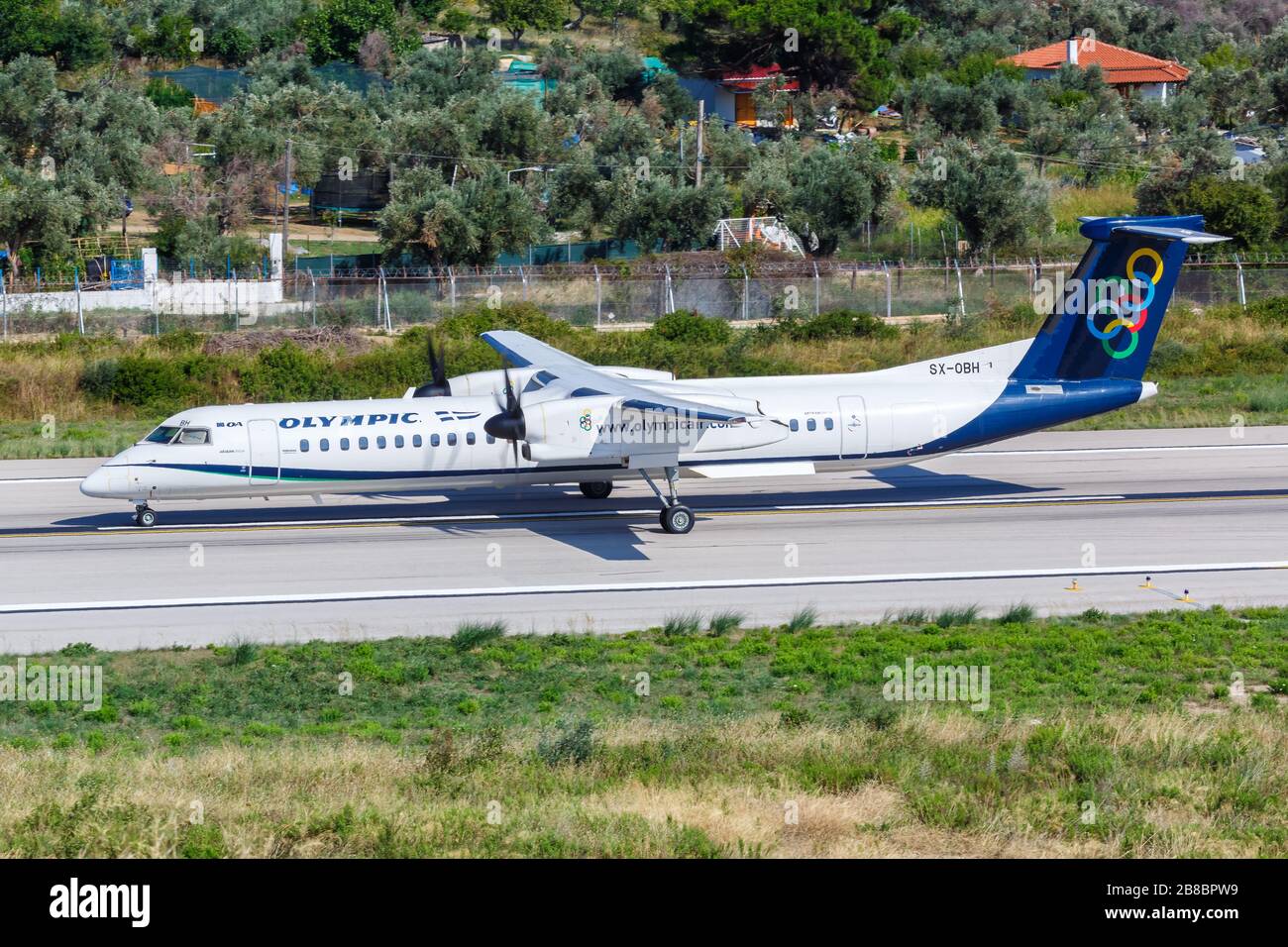 Skiathos, Grecia – 28 luglio 2019: Aereo Olympic Air Bombardier DHC-8-400 all'aeroporto di Skiathos (JSI) in Grecia. Foto Stock