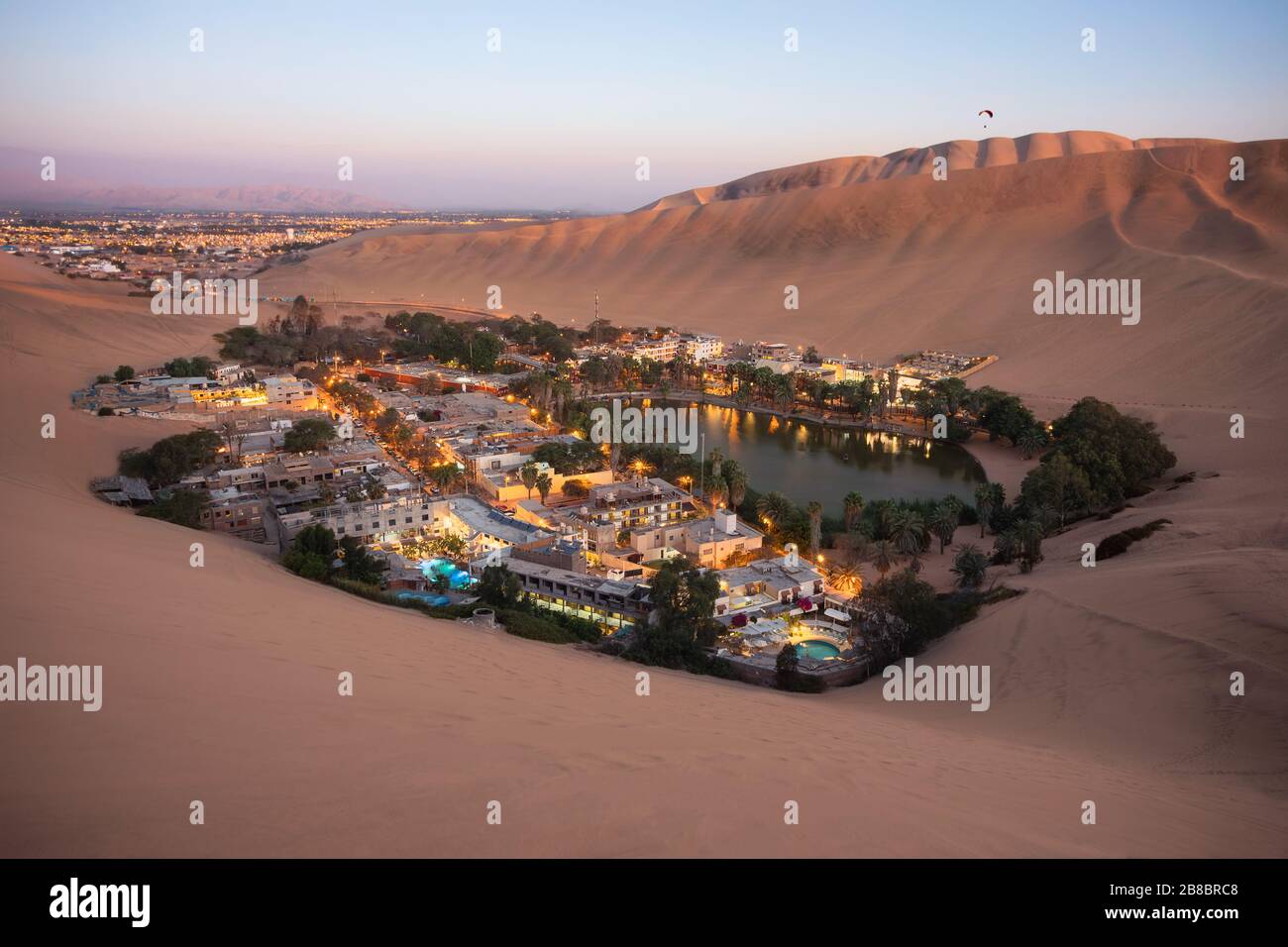 Huacachina oasi deserto vicino alla città di Ica, Perù. Foto Stock