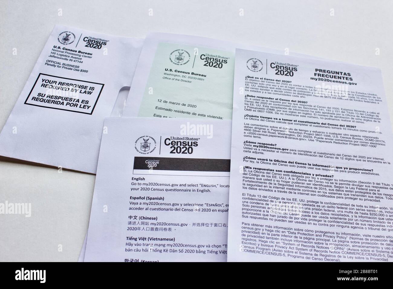 3/18/2020 Miami FL-United States Census 2020 lettera bilingue e istruzioni per l'archiviazione elettronica. Foto Stock