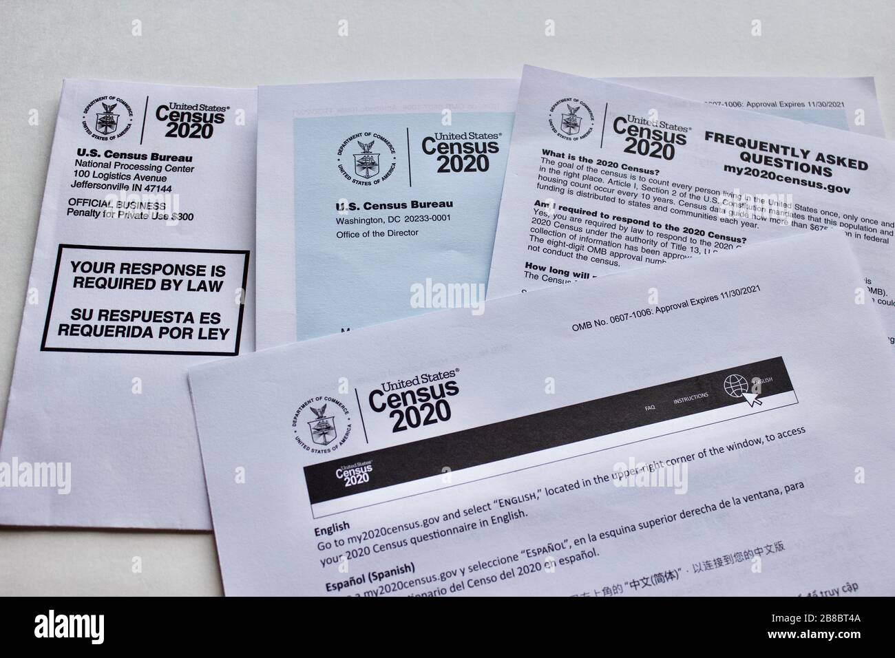 3/18/2020 Miami FL-United States Census 2020 lettera bilingue e istruzioni per l'archiviazione elettronica. Foto Stock