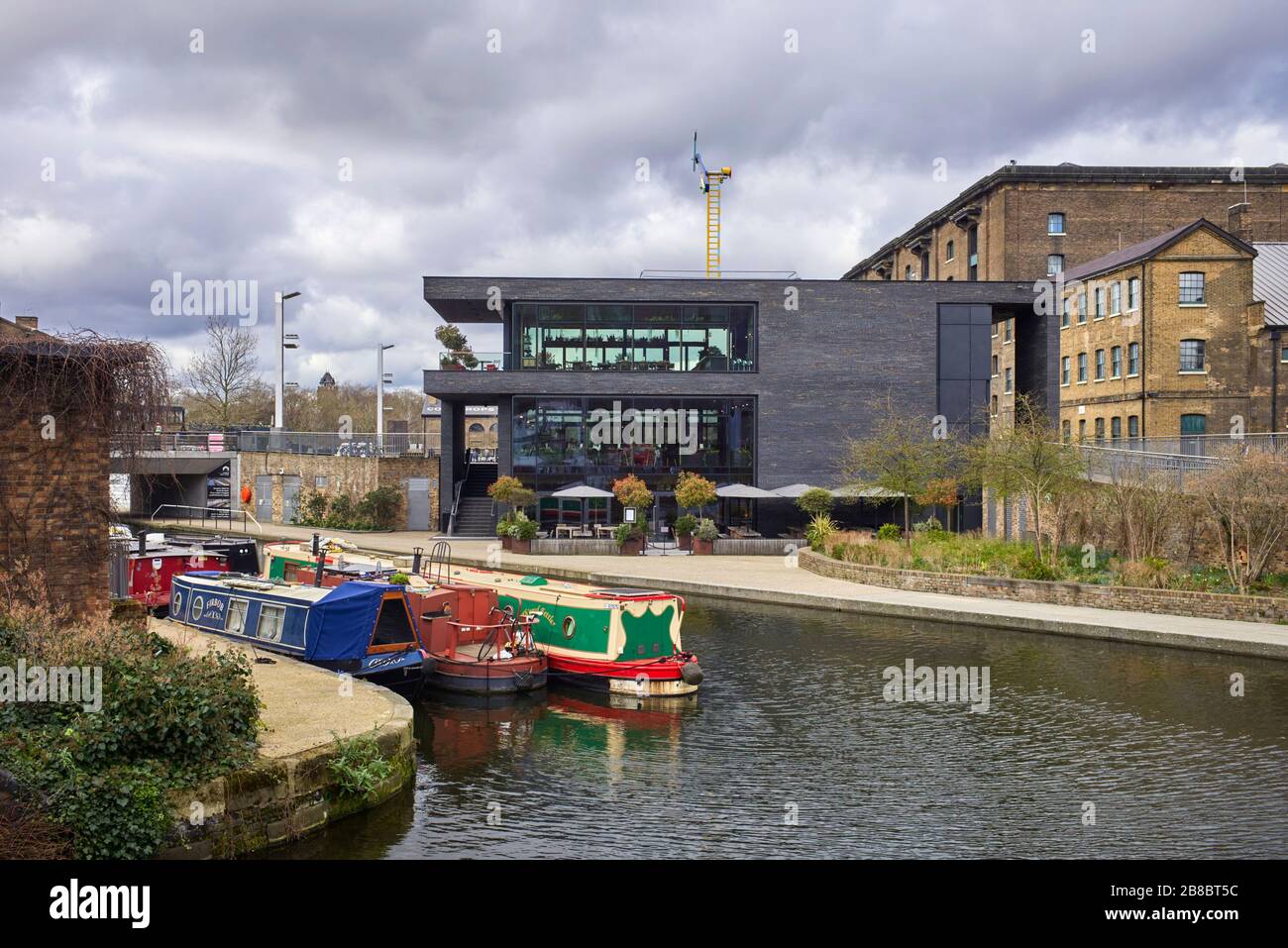 Le barche dei canali ormeggiate sul canale Regents vicino al Caral Drops Wharf a Londra Foto Stock