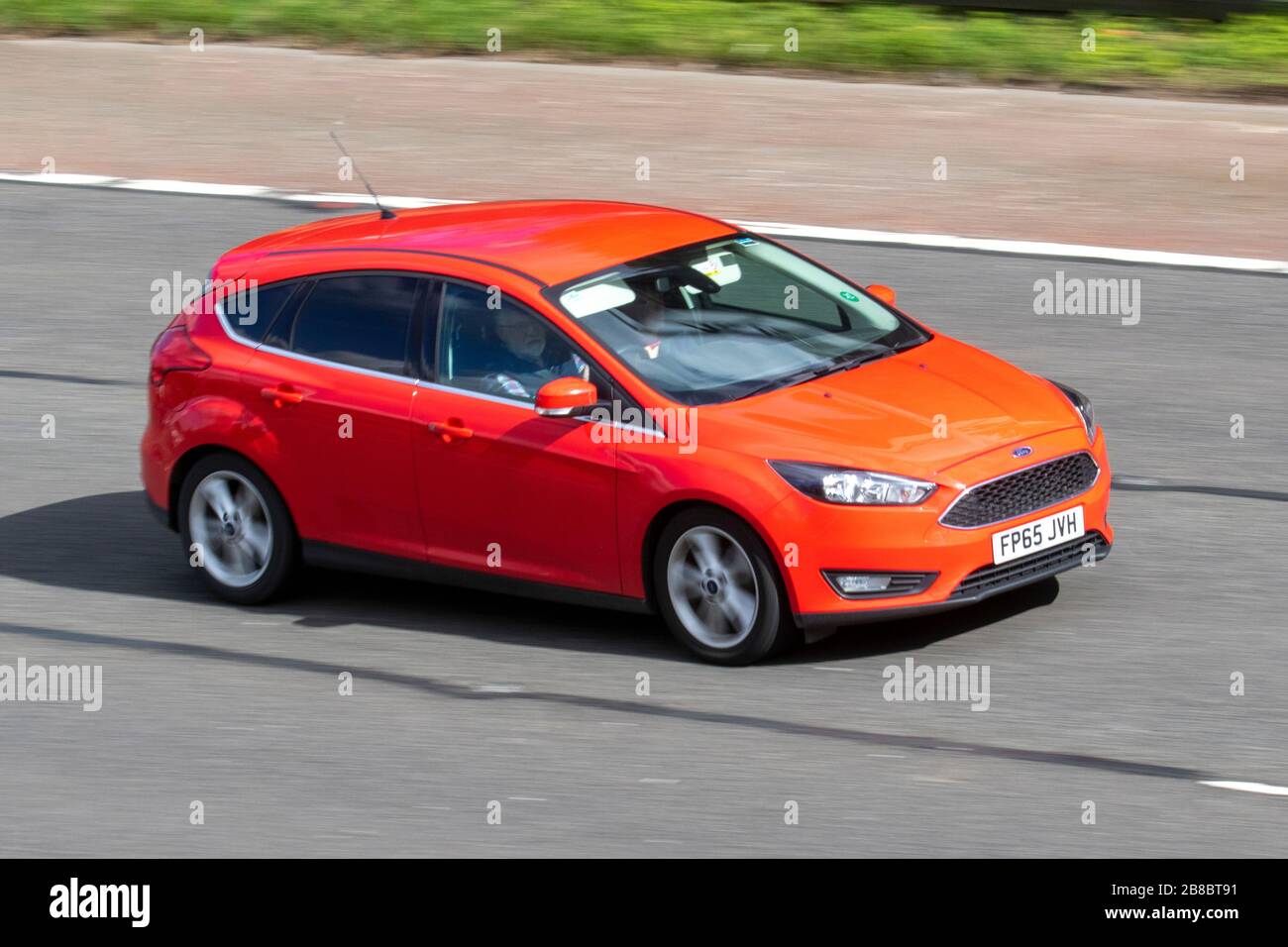 2015 Red Ford Focus Zetec TDCI; traffico veicolare britannico, trasporto, veicoli in movimento, veicolo, strade, motori, motorizzazione sull'autostrada M6 Foto Stock