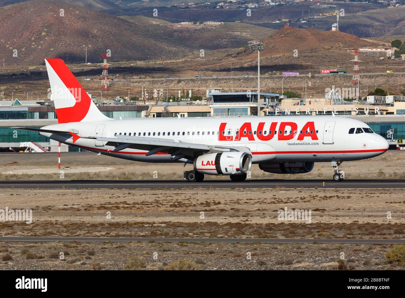 Tenerife, Spagna – 23 novembre 2019: Aeroplano Laudamotion Airbus A320 all'aeroporto di Tenerife Sud (TFS) in Spagna. Airbus è una fabbrica europea di aeromobili Foto Stock