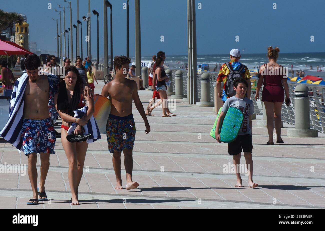 Daytona Beach, Stati Uniti. 20 Marzo 2020. La gente cammina sul lungomare durante una pausa primaverile a Daytona Beach dopo che il governatore della Florida Ron DeSantis ha rifiutato di ordinare le spiagge dello stato chiuso come il numero di casi COVID-19 aumenta in tutto lo stato. Funzionari locali hanno chiuso altre spiagge della Florida, comprese quelle di Miami, ft. Lauderdale e Tampa. Credit: SOPA Images Limited/Alamy Live News Foto Stock