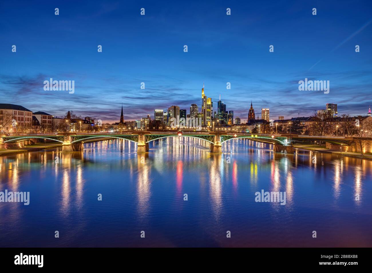 Lo skyline di Francoforte in Germania di notte Foto Stock