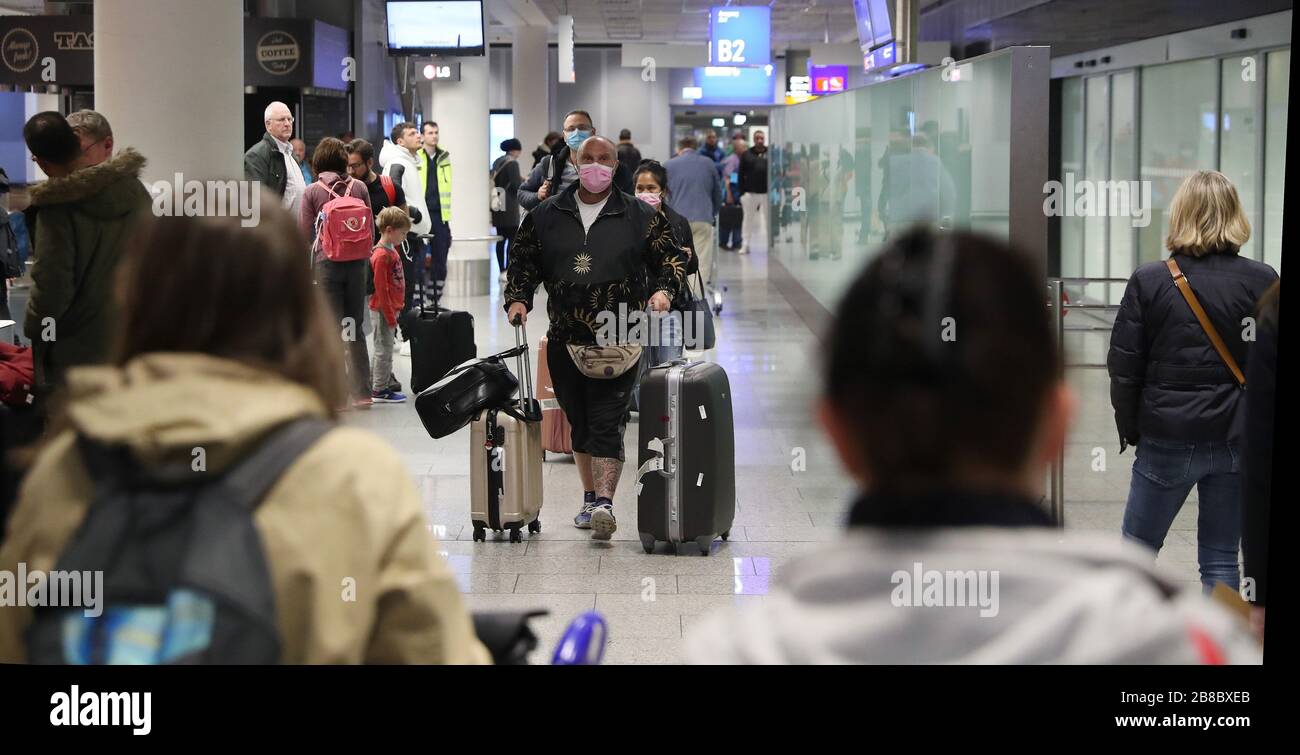 Francoforte, Germania. Primo: 20.03.2020 Generale, Corona Virus, Covid-19, Crisis, Coronavirus, arrivo passeggeri con valigie, e maschere protettive, Aeroporto, Aeroporto Frankfurt Gate B 2, Arrivi Terminal C | utilizzo nel mondo Credit: dpa/Alamy Live News 2020 Foto Stock