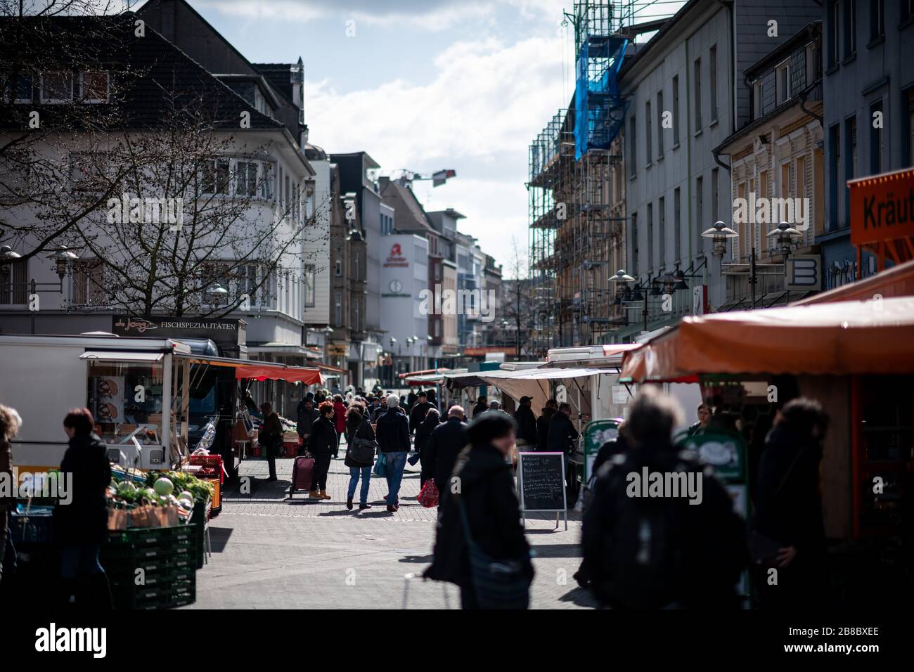 Oberhausen, Germania. 21 Mar 2020. La gente cammina sul mercato settimanale di Oberhausen-Sterkrade. Gli effetti della pandemia di coronavirus possono essere avvertiti dappertutto nella città. Credit: Fabian Strauch/dpa/Alamy Live News Foto Stock