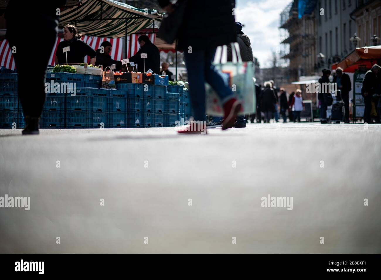 Oberhausen, Germania. 21 Mar 2020. La gente cammina sul mercato settimanale di Oberhausen-Sterkrade. Gli effetti della pandemia di coronavirus possono essere avvertiti dappertutto nella città. Credit: Fabian Strauch/dpa/Alamy Live News Foto Stock