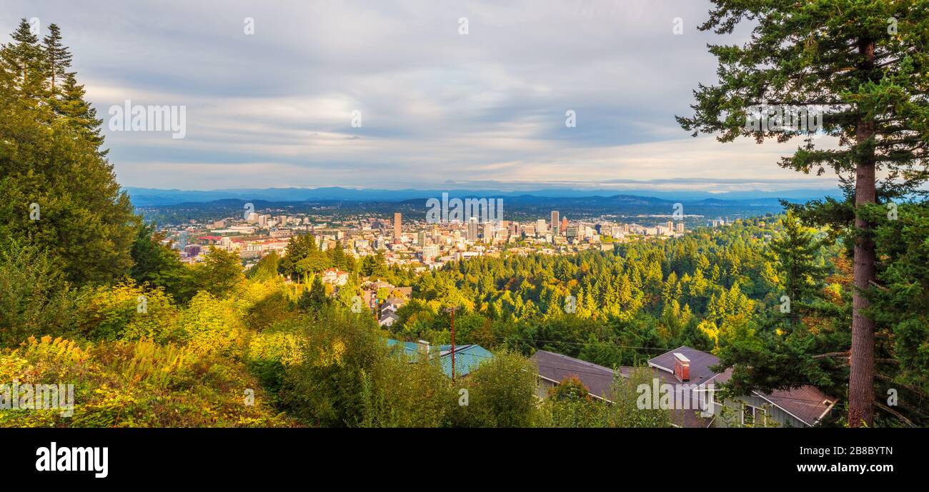Vista ad alta angolazione sullo Skyline di Portland, Oregon USA Foto Stock