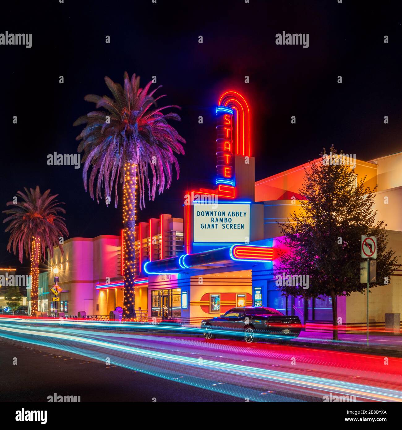 State Theatre e Multiplex, a Woodland, California, USA di notte. Foto Stock