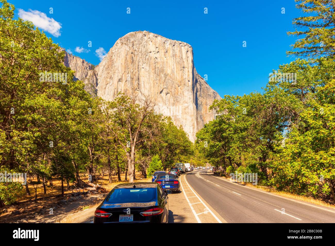 Auto parcheggiate lungo una strada che porta a El Capitan nel Parco Nazionale di Yosemite USA Foto Stock