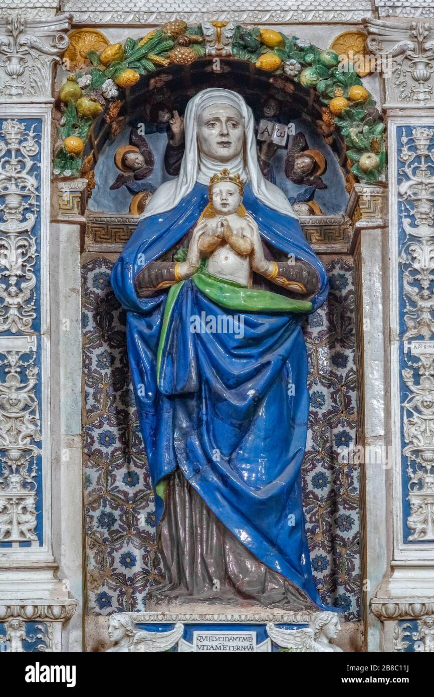 Italia Toscana - Poggibonsi - Basilica di San Lucchese - Giovanni della Robbia - Madonna con Bambino e Santi dettaglio - pala d'altare Foto Stock