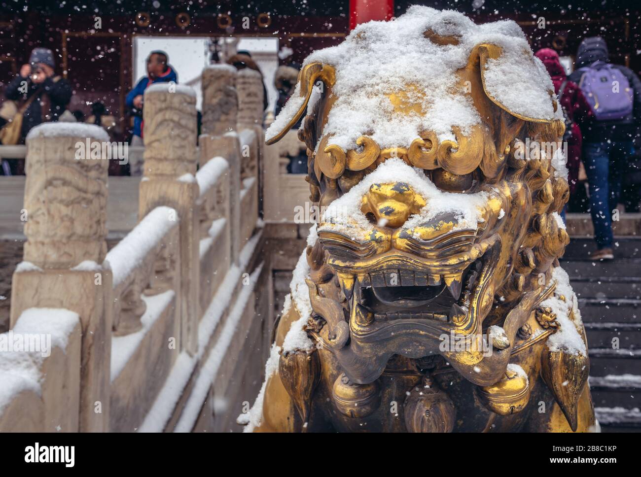 Sculture dorate di leoni Cinesi di fronte al Gate of Heavenly Purity nel complesso del palazzo della Città Proibita nel centro di Pechino, Cina Foto Stock