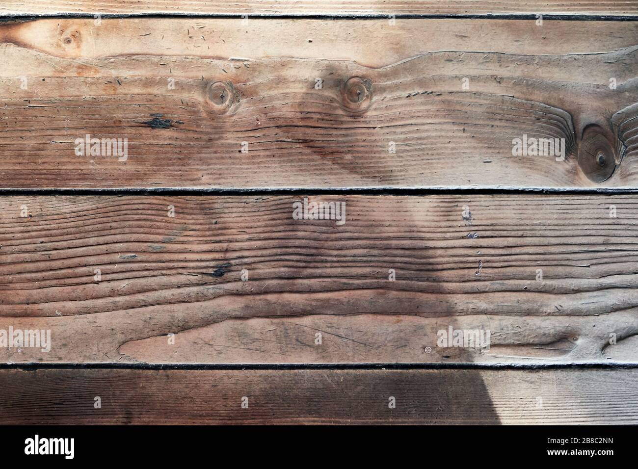 Rustico vecchio asse di legno marrone per lo sfondo e i concetti di design. Luce naturale. Foto Stock