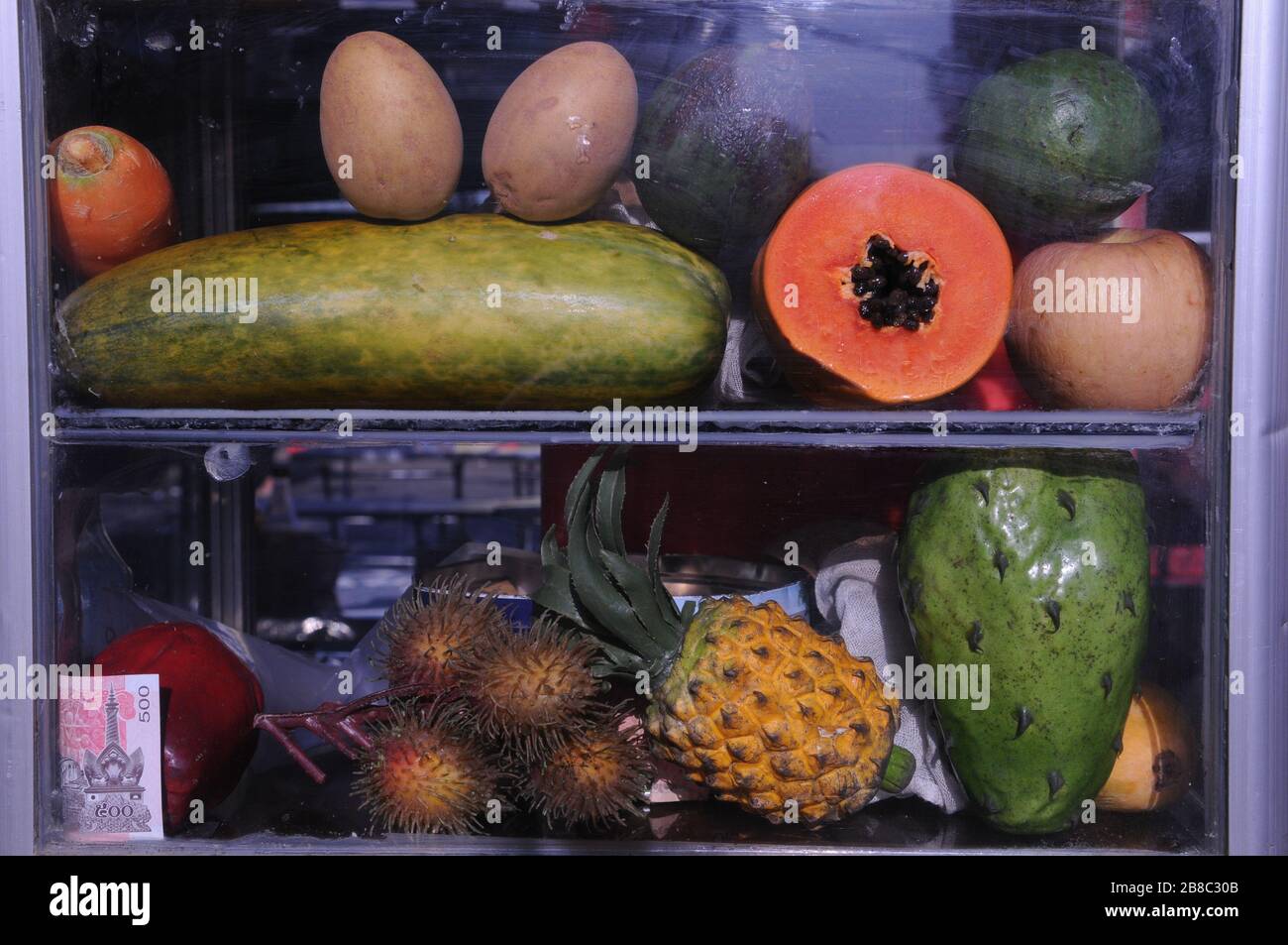 Esposizione di frutta fresca tropicale che include papaya, ananas, sapoche e mela crema, il mercato russo, Phnom Penh, Cambogia. © Kraig Lieb Foto Stock