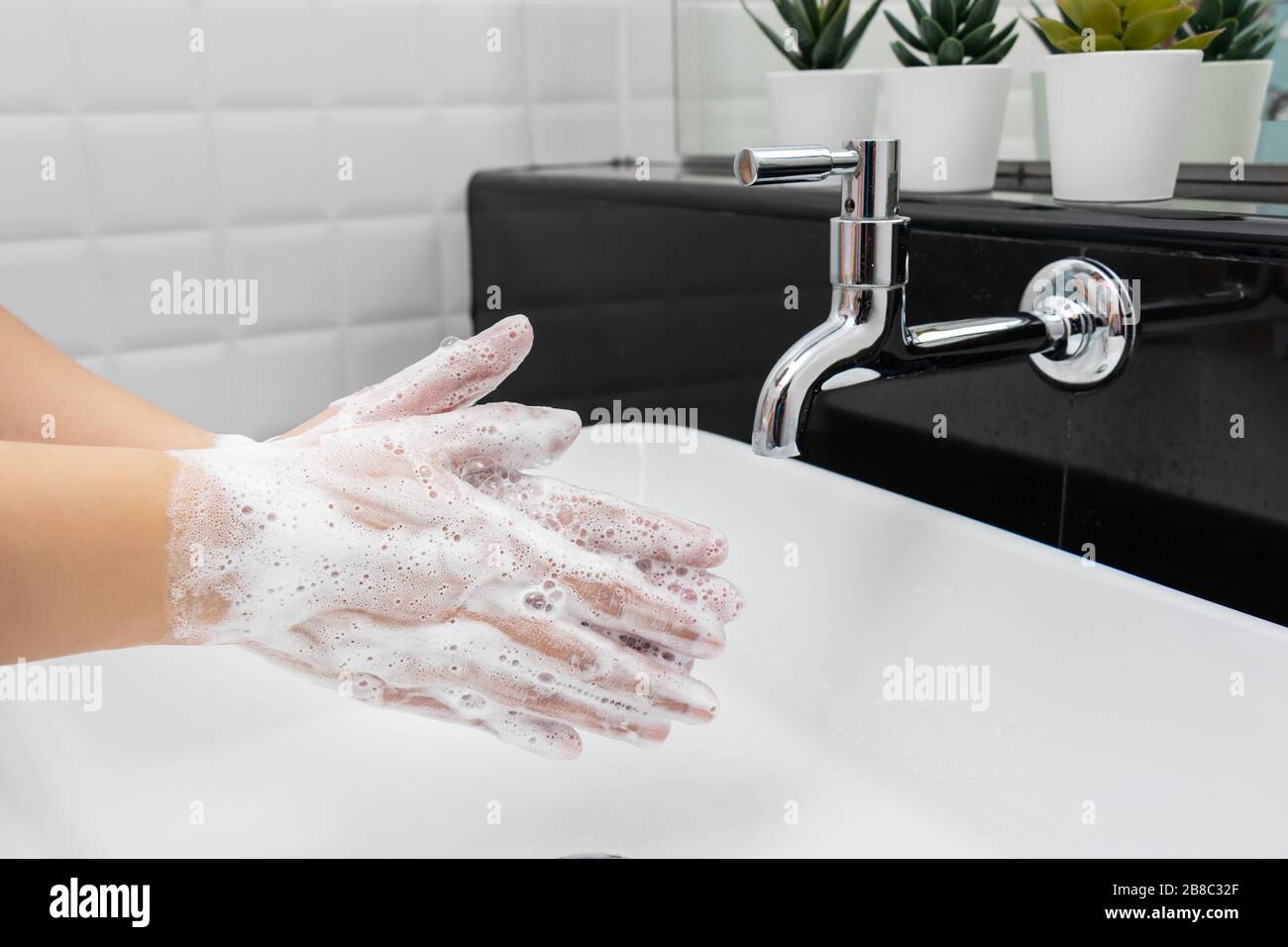 igiene personale. lavando le mani, strofinando accuratamente la mano con sapone che ha un sacco di bolle per la pulizia e la disinfezione, la prevenzione della diffusione di Foto Stock