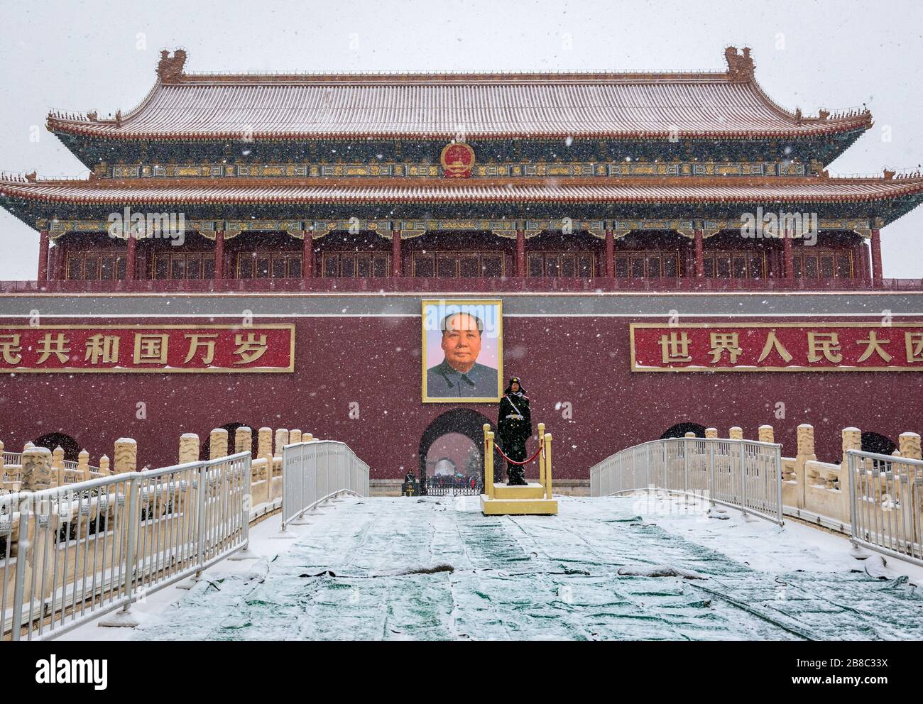 Ritratto di Mao Zedong a Tiananmen - porta della Pace celeste, ingresso al complesso del palazzo della Città Proibita nel centro di Pechino, Cina Foto Stock