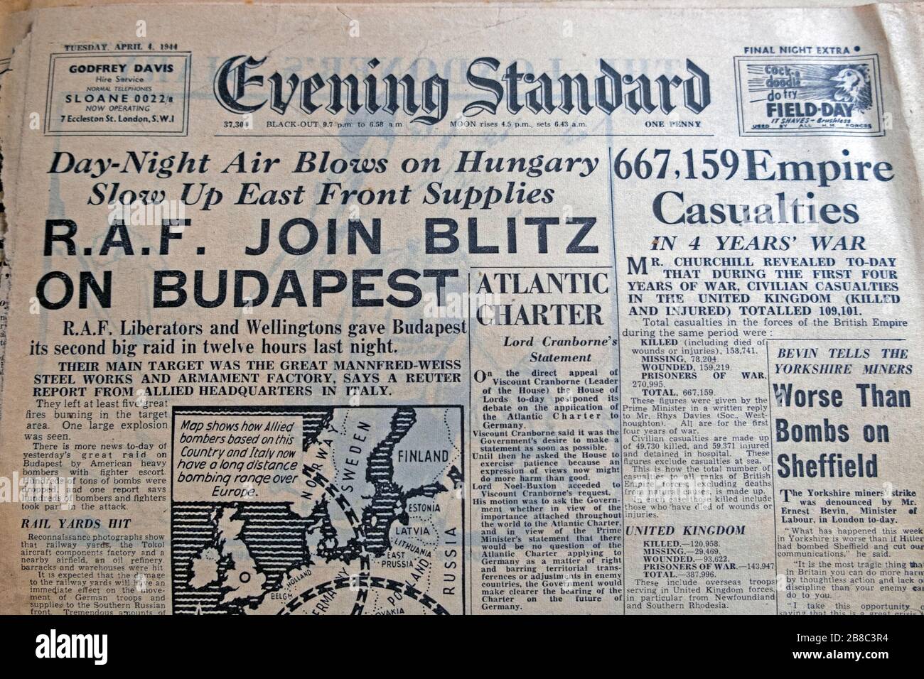"R.A.F. Unisciti a Blitz sul titolo del giornale di Budapest nella seconda guerra mondiale sulla prima pagina dello Standard serale 4 aprile 1944 Londra Inghilterra Regno Unito Foto Stock